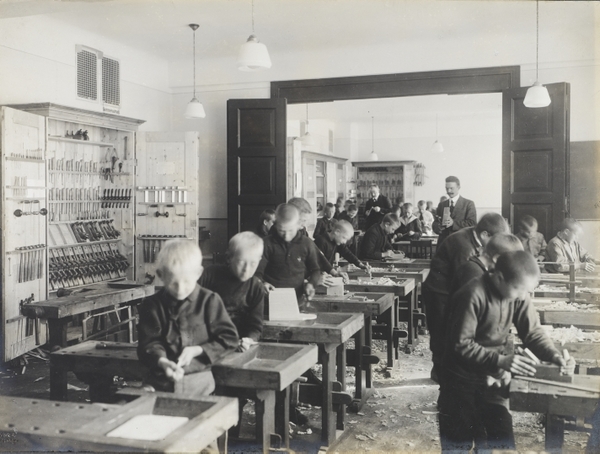 Skolene ble stengt mellom 26. oktober og 2. november 1918 på grunn av spanskesyken. Foto fra Ila skole, 1915. Fotograf: Anders B. Wilse (A-20031/Ua/0004/013).