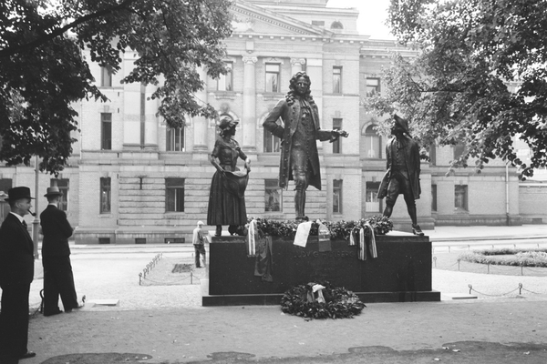 Foto av monumentet med bekransning.