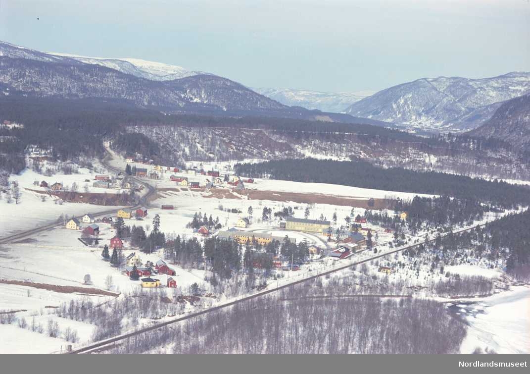 Widerøes flyfoto - skråfoto, farge - over Røkland i Saltdal på vei ...