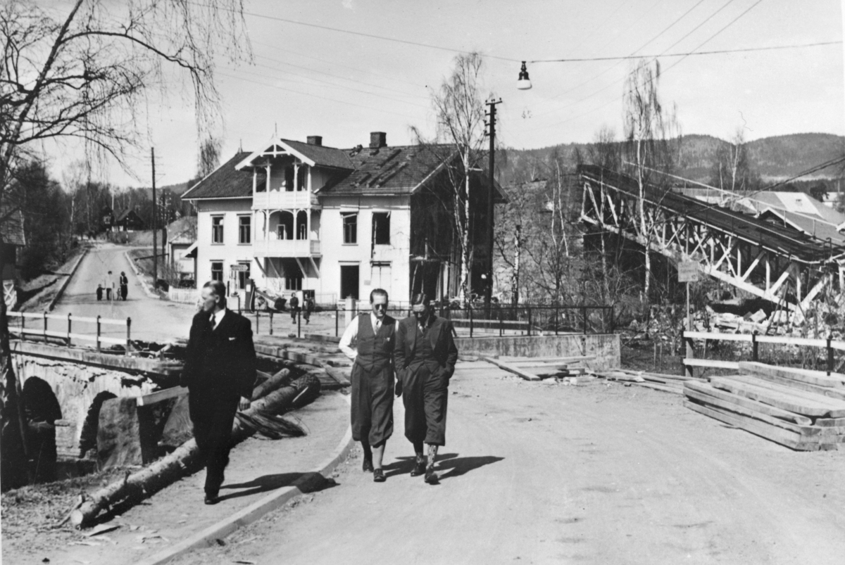 Moelv Under 2 Verdenskrig Like Etter Krigsutbruddet I 1940 Jernbanebrua T H Ble Sprengt Ettermiddagen 19 April Av Norske Soldater Den Ble Gjenoppbygd Sommeren 1940 Anno Domkirkeodden Digitaltmuseum