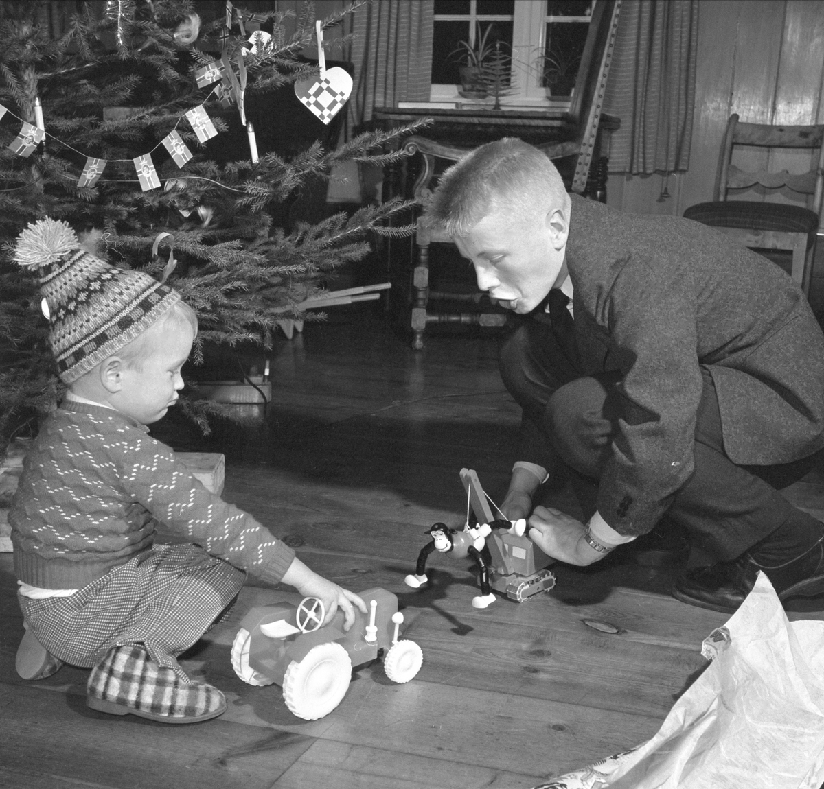 HØYTID, JULEFEIRING, 1960. TORE REISTAD, 3 ÅR, OG ARNE REISTAD, MED