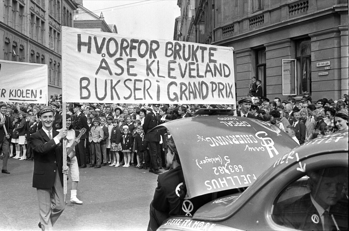 Fra Oslo, 17.05.1966. Russen med slagord på 17. mai ...