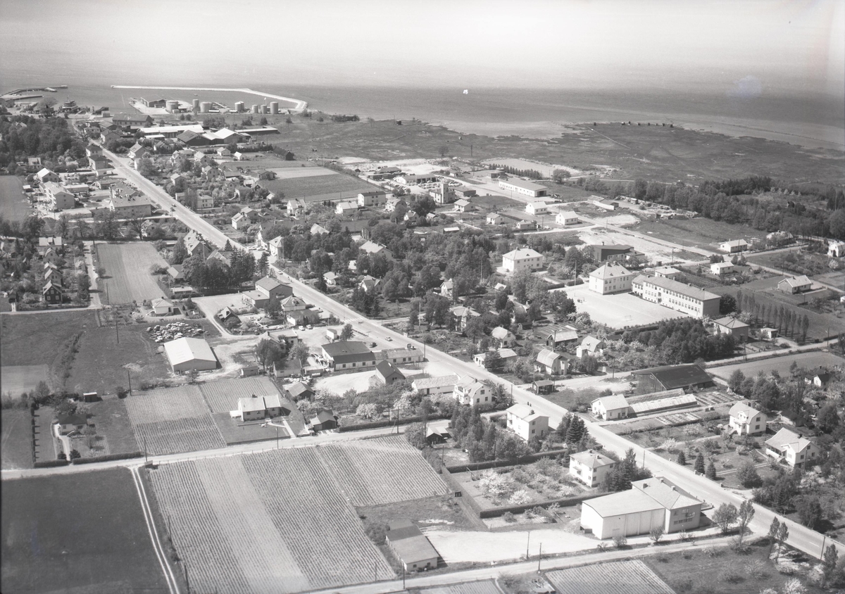 Flygfoto Over Farjestaden Samhallet Med Byggnader Vagar Och Hamn Kalmar Lans Museum Digitaltmuseum