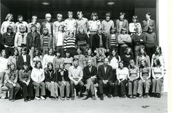 Avgangsklassane ved Gol ungdsomsskule 1974. 1. rekkje frå v.: Frøydis