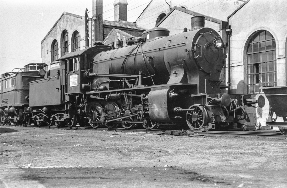 Damplokomotiv type 33a nr. 300 ved lokomotivstallen på Bergen stasjon ...