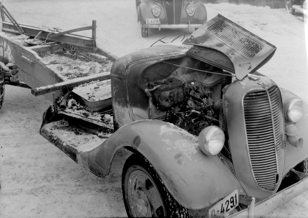 Oplandske Auto, Hamar. Kolisjonskadet bil. D4291. Lastebilen D4291 er