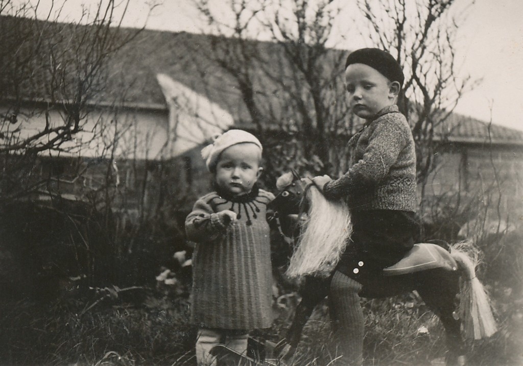 Søsken i leik på Årestad bruk 1. Marit Aarrestad (1936 - ) til venstre ...