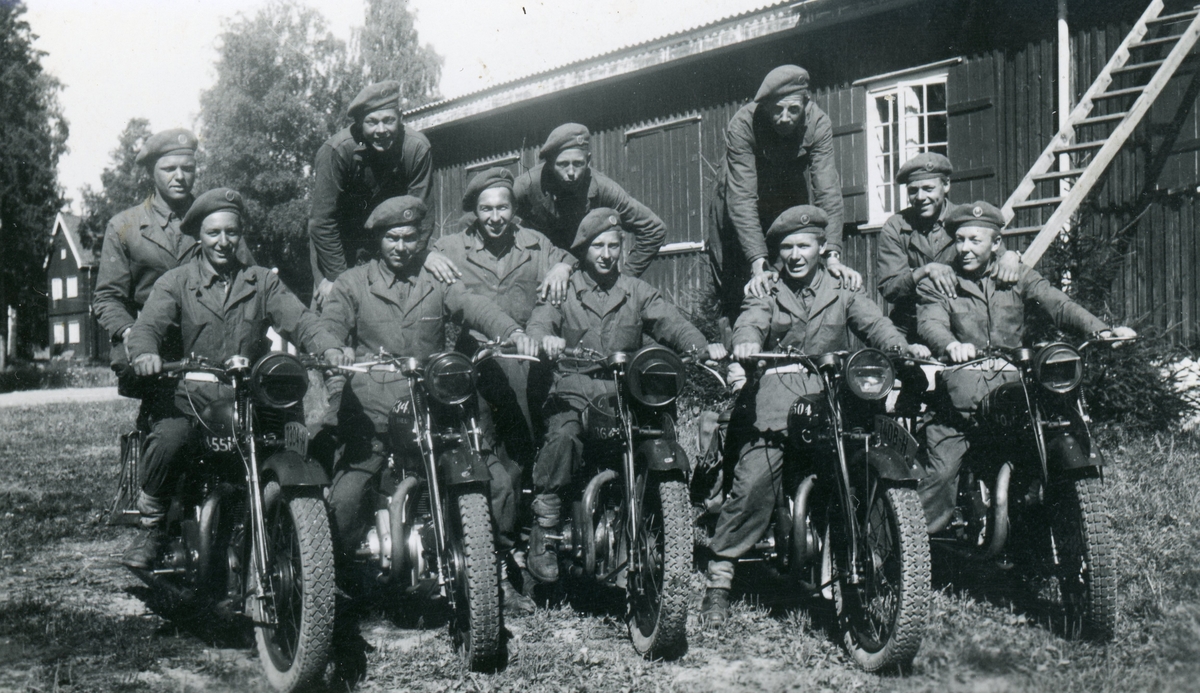 Frå Tyskland 1948-49 øvelse i Tysklandsbrigaden. Motorsykkelist nr 2 ...