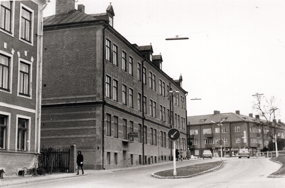 Djurgårdsgatan söderut vid korsningen med Barnhemsgatan från höger och ...