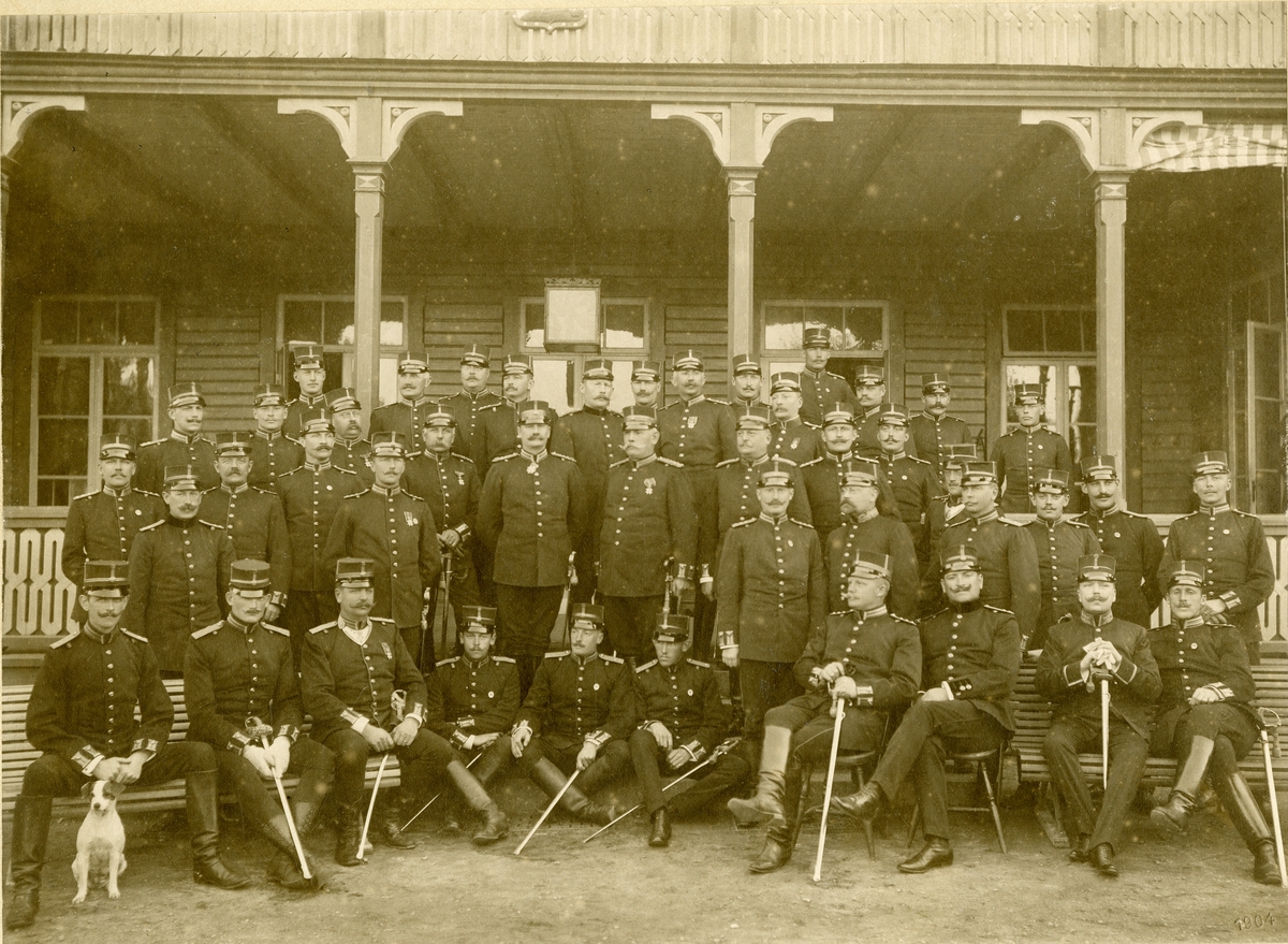 Grupporträtt av officerare från Kronobergs regemente I 11. - Armémuseum ...