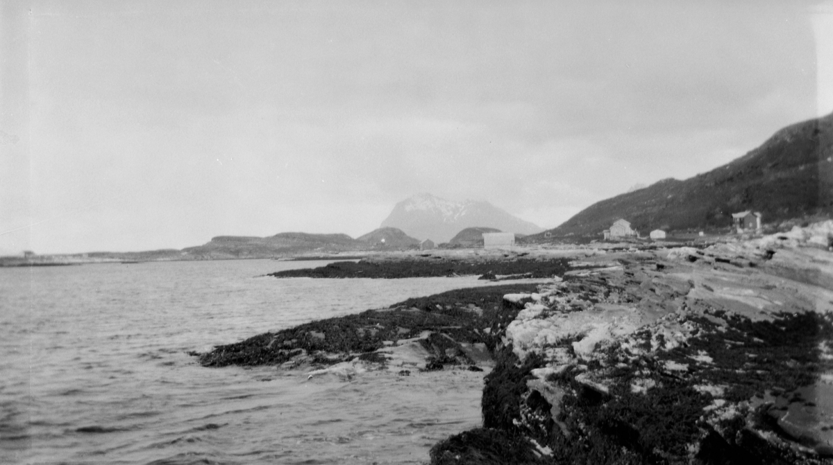 Torsvik. Dønnesfjellet til høyre og Tomma i bakgrunnen. - Helgeland ...