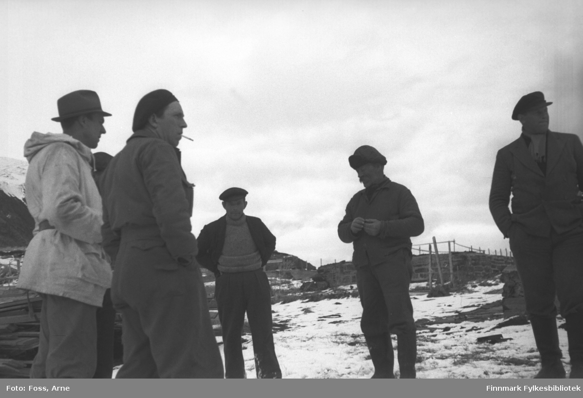 Finnmarkskontorets arkitekter og noen lokale menn i Honningsvåg, mai ...